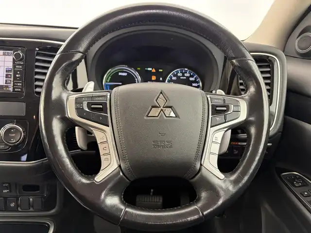 三菱 アウトランダー ＰＨＥＶ G ナビパッケージ 愛知県 2015(平27)年 5.5万km シルキーホワイト ・純正ナビゲーション/（Bluetooth/フルセグTV/CD/DVD/SD）/・アダプティブ・クルーズ・コントロール/・サンルーフ/・全方位カメラ/・充電ケーブル/・レーンキープ/・オートライト/・純正LEDライト/・電動格納ミラー/・ETC/・4WD/・D.N席パワーシート/・D.N席シートヒータ/・ステアリングヒーター/・ハーフレザー/・純正フロアマット