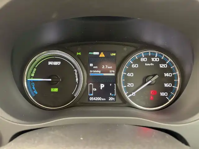 三菱 アウトランダー ＰＨＥＶ G ナビパッケージ 愛知県 2015(平27)年 5.5万km シルキーホワイト ・純正ナビゲーション/（Bluetooth/フルセグTV/CD/DVD/SD）/・アダプティブ・クルーズ・コントロール/・サンルーフ/・全方位カメラ/・充電ケーブル/・レーンキープ/・オートライト/・純正LEDライト/・電動格納ミラー/・ETC/・4WD/・D.N席パワーシート/・D.N席シートヒータ/・ステアリングヒーター/・ハーフレザー/・純正フロアマット