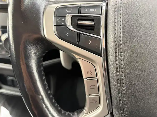 三菱 アウトランダー ＰＨＥＶ G ナビパッケージ 愛知県 2015(平27)年 5.5万km シルキーホワイト ・純正ナビゲーション/（Bluetooth/フルセグTV/CD/DVD/SD）/・アダプティブ・クルーズ・コントロール/・サンルーフ/・全方位カメラ/・充電ケーブル/・レーンキープ/・オートライト/・純正LEDライト/・電動格納ミラー/・ETC/・4WD/・D.N席パワーシート/・D.N席シートヒータ/・ステアリングヒーター/・ハーフレザー/・純正フロアマット