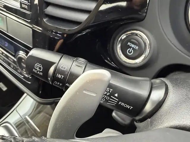 三菱 アウトランダー ＰＨＥＶ G ナビパッケージ 愛知県 2015(平27)年 5.5万km シルキーホワイト ・純正ナビゲーション/（Bluetooth/フルセグTV/CD/DVD/SD）/・アダプティブ・クルーズ・コントロール/・サンルーフ/・全方位カメラ/・充電ケーブル/・レーンキープ/・オートライト/・純正LEDライト/・電動格納ミラー/・ETC/・4WD/・D.N席パワーシート/・D.N席シートヒータ/・ステアリングヒーター/・ハーフレザー/・純正フロアマット