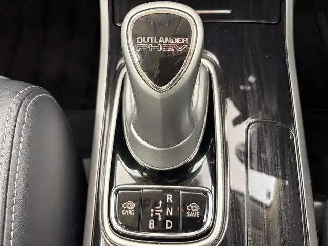 三菱 アウトランダー ＰＨＥＶ G ナビパッケージ 愛知県 2015(平27)年 5.5万km シルキーホワイト ・純正ナビゲーション/（Bluetooth/フルセグTV/CD/DVD/SD）/・アダプティブ・クルーズ・コントロール/・サンルーフ/・全方位カメラ/・充電ケーブル/・レーンキープ/・オートライト/・純正LEDライト/・電動格納ミラー/・ETC/・4WD/・D.N席パワーシート/・D.N席シートヒータ/・ステアリングヒーター/・ハーフレザー/・純正フロアマット