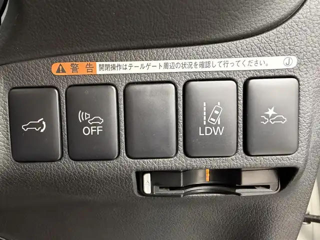 三菱 アウトランダー ＰＨＥＶ G ナビパッケージ 愛知県 2015(平27)年 5.5万km シルキーホワイト ・純正ナビゲーション/（Bluetooth/フルセグTV/CD/DVD/SD）/・アダプティブ・クルーズ・コントロール/・サンルーフ/・全方位カメラ/・充電ケーブル/・レーンキープ/・オートライト/・純正LEDライト/・電動格納ミラー/・ETC/・4WD/・D.N席パワーシート/・D.N席シートヒータ/・ステアリングヒーター/・ハーフレザー/・純正フロアマット