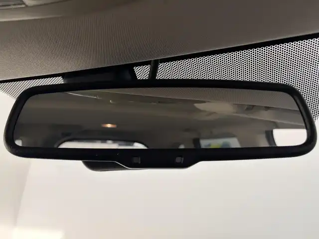 三菱 アウトランダー ＰＨＥＶ G ナビパッケージ 愛知県 2015(平27)年 5.5万km シルキーホワイト ・純正ナビゲーション/（Bluetooth/フルセグTV/CD/DVD/SD）/・アダプティブ・クルーズ・コントロール/・サンルーフ/・全方位カメラ/・充電ケーブル/・レーンキープ/・オートライト/・純正LEDライト/・電動格納ミラー/・ETC/・4WD/・D.N席パワーシート/・D.N席シートヒータ/・ステアリングヒーター/・ハーフレザー/・純正フロアマット