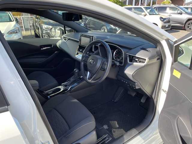 トヨタ カローラ スポーツ G 青森県 2019(令1)年 2.2万km ホワイトパールクリスタルシャイン ４WD/純正ナビ(BT/フルセグ/DVD/CD/ラジオ)/寒冷地仕様/ステアリングヒーター/バックカメラ/フロントワイパーデアイサー/トヨタプリクラッシュセーフティ/アダプティブクルーズコントロール/オートマチックハイビーム/レーンアシスト/オートライト/LEDヘッドライト/ETC/ヘッドライトレベライザー/ドライブレコーダー(前方)/新車時保証書/取扱説明書