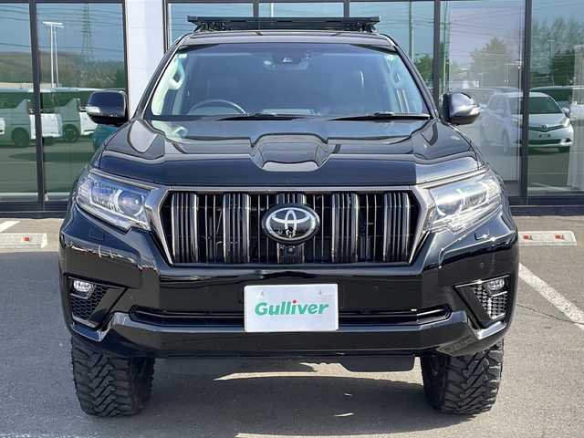 トヨタ ランドクルーザー プラド TX Lパッケージ ブラックED 道東・釧路十勝 2021(令3)年 4.2万km ブラック ・4WD/・7人乗り/・JAOS製BATTLEZ リフトアップセット/・9型ディスプレイオーディオ＋T-コネクトナビキット/（AM/FM/BT/USB/Miracast/フルセグTV）/・スーパーライブサウンドシステム/・Toyota Safety Sense/・マルチテレインモニター/・ブラインドスポットモニター/・レーダークルーズコントロール/・クリアランスソナー/・黒レザーシート/・パワーシート/シートヒーター/エアシート/・ルーフレール/・ルーフキャリア/・サイドステップ/・ヒッチメンバー/・リアラダー/・オートハイビーム/・LEDヘッドライト/・ビルトインETC 2.0