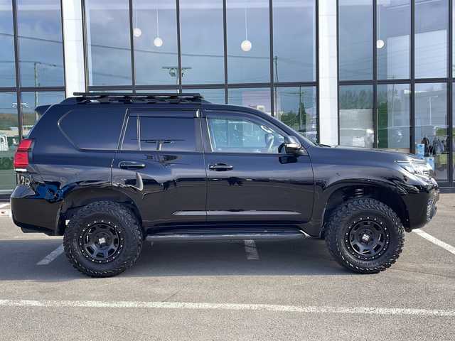 トヨタ ランドクルーザー プラド TX Lパッケージ ブラックED 道東・釧路十勝 2021(令3)年 4.2万km ブラック ・4WD/・7人乗り/・JAOS製BATTLEZ リフトアップセット/・9型ディスプレイオーディオ＋T-コネクトナビキット/（AM/FM/BT/USB/Miracast/フルセグTV）/・スーパーライブサウンドシステム/・Toyota Safety Sense/・マルチテレインモニター/・ブラインドスポットモニター/・レーダークルーズコントロール/・クリアランスソナー/・黒レザーシート/・パワーシート/シートヒーター/エアシート/・ルーフレール/・ルーフキャリア/・サイドステップ/・ヒッチメンバー/・リアラダー/・オートハイビーム/・LEDヘッドライト/・ビルトインETC 2.0