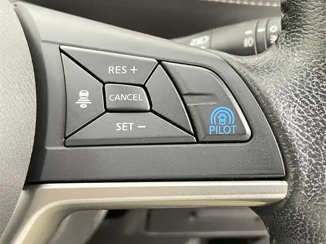 日産 セレナ ハイウェイスター 千葉県 2017(平29)年 6.2万km ブリリアントホワイトパール 禁煙車/プロパイロット/純正9インチナビ/・型式：MM516D-L/・CD/DVD/フルセグTV/Bluetooth/地図SD欠品のため確認できず/アラウンドビューモニター/デジタルインナーミラー/パーキングアシスト/電子パーキングブレーキ/オートブレーキホールド/コーナーセンサー/ビルトインETC/両側パワースライドドア/エマージェンシーブレーキ/純正フロアマット/純正16インチアルミホイール/プッシュスタート/スマートキー/スペアキー1本