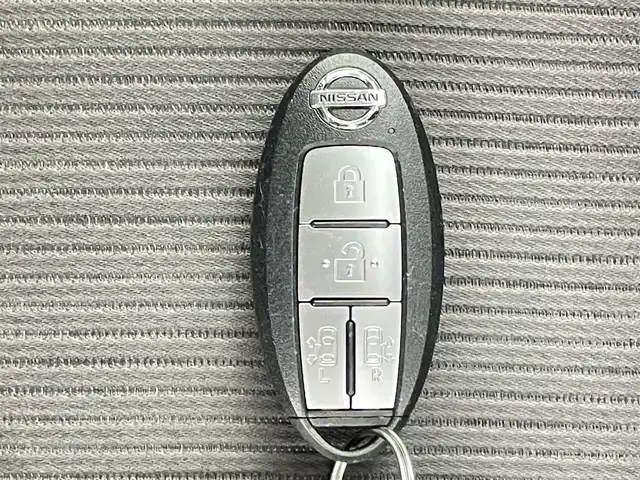 日産 セレナ ハイウェイスター 千葉県 2017(平29)年 6.2万km ブリリアントホワイトパール 禁煙車/プロパイロット/純正9インチナビ/・型式：MM516D-L/・CD/DVD/フルセグTV/Bluetooth/地図SD欠品のため確認できず/アラウンドビューモニター/デジタルインナーミラー/パーキングアシスト/電子パーキングブレーキ/オートブレーキホールド/コーナーセンサー/ビルトインETC/両側パワースライドドア/エマージェンシーブレーキ/純正フロアマット/純正16インチアルミホイール/プッシュスタート/スマートキー/スペアキー1本