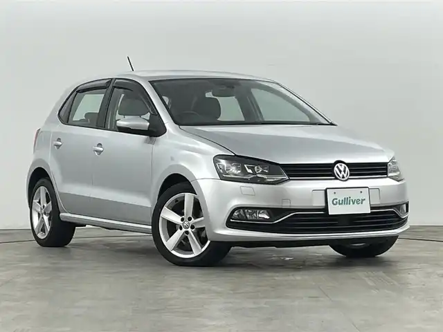 フォルクスワーゲン ポロ TSIハイライン 福島県 2016(平28)年 9.7万km ホワイトシルバーメタリック 純正8インチナビ/・フルセグTV/BT/SD/CD/DVD/VTR/USB/FM/AM/バックカメラ/追従走行付きクルーズコントロール/LEDオートライト/・フォグランプ/ハーフレザー/・シートヒーター/純正16インチアルミホイール付きサマータイヤ/ETC/革ステアリング/・ステアリングスイッチ/MTモード付AT/・パドルシフト/純正フロアマット/ウィンカーミラー/・オートミラー/リモコンキー