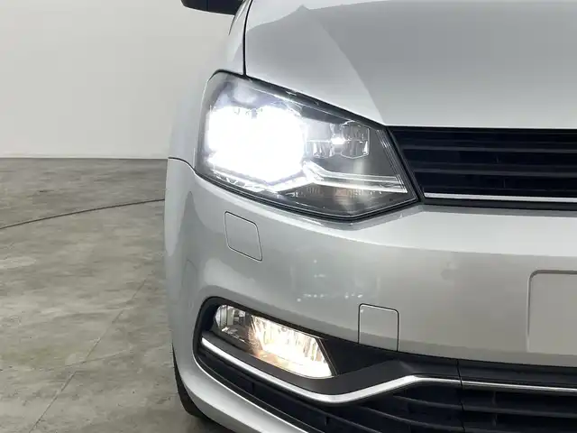 フォルクスワーゲン ポロ TSIハイライン 福島県 2016(平28)年 9.7万km ホワイトシルバーメタリック 純正8インチナビ/・フルセグTV/BT/SD/CD/DVD/VTR/USB/FM/AM/バックカメラ/追従走行付きクルーズコントロール/LEDオートライト/・フォグランプ/ハーフレザー/・シートヒーター/純正16インチアルミホイール付きサマータイヤ/ETC/革ステアリング/・ステアリングスイッチ/MTモード付AT/・パドルシフト/純正フロアマット/ウィンカーミラー/・オートミラー/リモコンキー