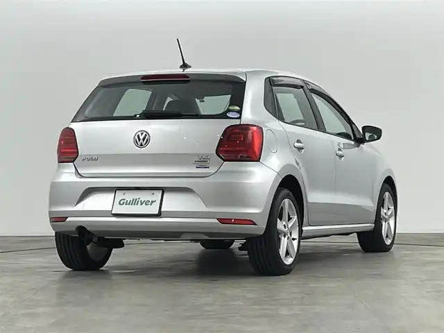 フォルクスワーゲン ポロ TSIハイライン 福島県 2016(平28)年 9.7万km ホワイトシルバーメタリック 純正8インチナビ/・フルセグTV/BT/SD/CD/DVD/VTR/USB/FM/AM/バックカメラ/追従走行付きクルーズコントロール/LEDオートライト/・フォグランプ/ハーフレザー/・シートヒーター/純正16インチアルミホイール付きサマータイヤ/ETC/革ステアリング/・ステアリングスイッチ/MTモード付AT/・パドルシフト/純正フロアマット/ウィンカーミラー/・オートミラー/リモコンキー