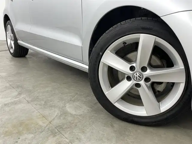 フォルクスワーゲン ポロ TSIハイライン 福島県 2016(平28)年 9.7万km ホワイトシルバーメタリック 純正8インチナビ/・フルセグTV/BT/SD/CD/DVD/VTR/USB/FM/AM/バックカメラ/追従走行付きクルーズコントロール/LEDオートライト/・フォグランプ/ハーフレザー/・シートヒーター/純正16インチアルミホイール付きサマータイヤ/ETC/革ステアリング/・ステアリングスイッチ/MTモード付AT/・パドルシフト/純正フロアマット/ウィンカーミラー/・オートミラー/リモコンキー