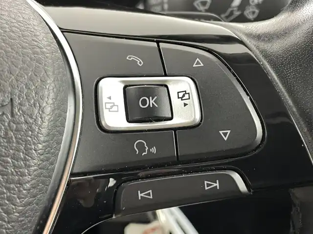 フォルクスワーゲン ポロ TSIハイライン 福島県 2016(平28)年 9.7万km ホワイトシルバーメタリック 純正8インチナビ/・フルセグTV/BT/SD/CD/DVD/VTR/USB/FM/AM/バックカメラ/追従走行付きクルーズコントロール/LEDオートライト/・フォグランプ/ハーフレザー/・シートヒーター/純正16インチアルミホイール付きサマータイヤ/ETC/革ステアリング/・ステアリングスイッチ/MTモード付AT/・パドルシフト/純正フロアマット/ウィンカーミラー/・オートミラー/リモコンキー