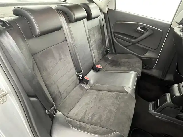 フォルクスワーゲン ポロ TSIハイライン 福島県 2016(平28)年 9.7万km ホワイトシルバーメタリック 純正8インチナビ/・フルセグTV/BT/SD/CD/DVD/VTR/USB/FM/AM/バックカメラ/追従走行付きクルーズコントロール/LEDオートライト/・フォグランプ/ハーフレザー/・シートヒーター/純正16インチアルミホイール付きサマータイヤ/ETC/革ステアリング/・ステアリングスイッチ/MTモード付AT/・パドルシフト/純正フロアマット/ウィンカーミラー/・オートミラー/リモコンキー