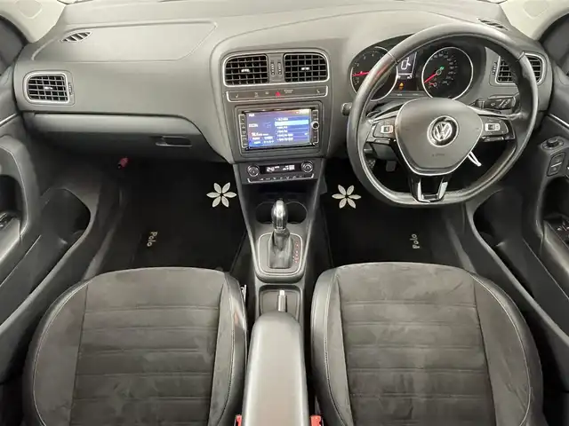 フォルクスワーゲン ポロ TSIハイライン 福島県 2016(平28)年 9.7万km ホワイトシルバーメタリック 純正8インチナビ/・フルセグTV/BT/SD/CD/DVD/VTR/USB/FM/AM/バックカメラ/追従走行付きクルーズコントロール/LEDオートライト/・フォグランプ/ハーフレザー/・シートヒーター/純正16インチアルミホイール付きサマータイヤ/ETC/革ステアリング/・ステアリングスイッチ/MTモード付AT/・パドルシフト/純正フロアマット/ウィンカーミラー/・オートミラー/リモコンキー