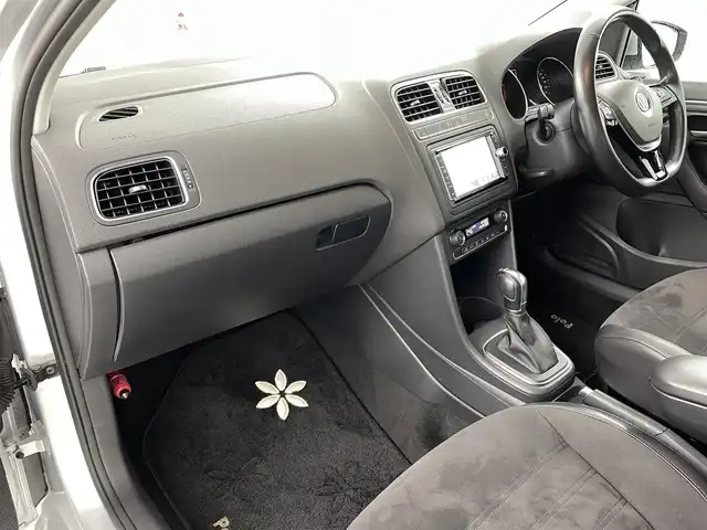 フォルクスワーゲン ポロ TSIハイライン 福島県 2016(平28)年 9.7万km ホワイトシルバーメタリック 純正8インチナビ/・フルセグTV/BT/SD/CD/DVD/VTR/USB/FM/AM/バックカメラ/追従走行付きクルーズコントロール/LEDオートライト/・フォグランプ/ハーフレザー/・シートヒーター/純正16インチアルミホイール付きサマータイヤ/ETC/革ステアリング/・ステアリングスイッチ/MTモード付AT/・パドルシフト/純正フロアマット/ウィンカーミラー/・オートミラー/リモコンキー