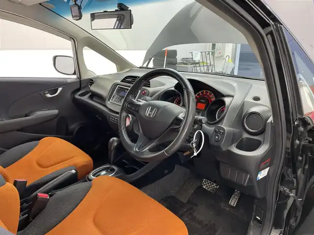 ホンダ フィット RS 滋賀県 2011(平23)年 6.5万km クリスタルブラックパール ビルトインETC/本革巻きステアリング/パドルシフト/ステアリングスイッチ/ドライブレコーダー/電動格納ミラー/ドアバイザー/リアワイパー/純正フロアマット/純正16インチアルミホイール/スペアキー/リモコンキー