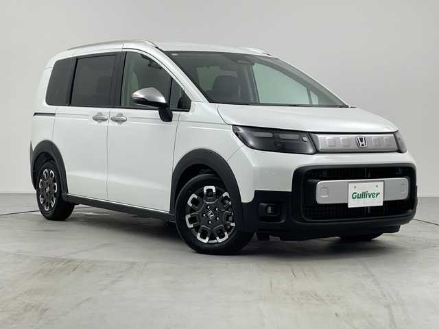 ホンダ フリード ハイブリット e:HEV クロスター 愛知県 2025(令7)年 0.1千km プラチナホワイトパール 登録済未使用車/純正9インチメモリナビ　LXM-242ZFNI/フルセグTV/USB/BT/AM/FM/Apple Car Play/Android Auto/バックカメラ/ハーフレザーシート/シートヒーター　D/N席/ホンダセンシング/衝突軽減ブレーキ（CMBS/車線維持支援システム（LKAS/路外逸脱抑制機能/先行車発進お知らせ機能/渋滞追従機能付アダプティブクルーズコントロール（ACC/オートハイビーム（AHB/誤発進抑制機能/ブラインドスポットインフォメーション（BSI/標識認識/リアクーラー機能/スマートキー/プッシュスタート/ルーフレール/USBポート/革巻きステアリング/LEDオートライト/LEDフォグランプ/電動格納ミラー/純正15インチAW