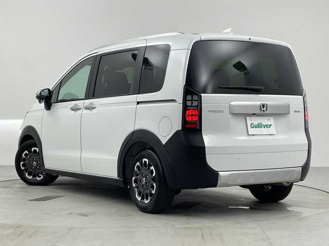 ホンダ フリード ハイブリット e:HEV クロスター 愛知県 2025(令7)年 0.1千km プラチナホワイトパール 登録済未使用車/純正9インチメモリナビ　LXM-242ZFNI/フルセグTV/USB/BT/AM/FM/Apple Car Play/Android Auto/バックカメラ/ハーフレザーシート/シートヒーター　D/N席/ホンダセンシング/衝突軽減ブレーキ（CMBS/車線維持支援システム（LKAS/路外逸脱抑制機能/先行車発進お知らせ機能/渋滞追従機能付アダプティブクルーズコントロール（ACC/オートハイビーム（AHB/誤発進抑制機能/ブラインドスポットインフォメーション（BSI/標識認識/リアクーラー機能/スマートキー/プッシュスタート/ルーフレール/USBポート/革巻きステアリング/LEDオートライト/LEDフォグランプ/電動格納ミラー/純正15インチAW