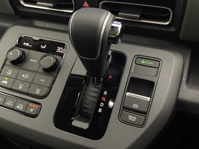 ホンダ フリード ハイブリット e:HEV クロスター 愛知県 2025(令7)年 0.1千km プラチナホワイトパール 登録済未使用車/純正9インチメモリナビ　LXM-242ZFNI/フルセグTV/USB/BT/AM/FM/Apple Car Play/Android Auto/バックカメラ/ハーフレザーシート/シートヒーター　D/N席/ホンダセンシング/衝突軽減ブレーキ（CMBS/車線維持支援システム（LKAS/路外逸脱抑制機能/先行車発進お知らせ機能/渋滞追従機能付アダプティブクルーズコントロール（ACC/オートハイビーム（AHB/誤発進抑制機能/ブラインドスポットインフォメーション（BSI/標識認識/リアクーラー機能/スマートキー/プッシュスタート/ルーフレール/USBポート/革巻きステアリング/LEDオートライト/LEDフォグランプ/電動格納ミラー/純正15インチAW