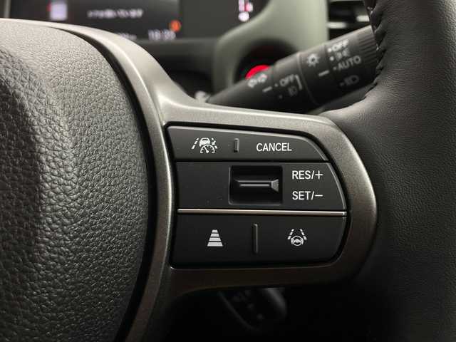 ホンダ フリード ハイブリット e:HEV クロスター 愛知県 2025(令7)年 0.1千km プラチナホワイトパール 登録済未使用車/純正9インチメモリナビ　LXM-242ZFNI/フルセグTV/USB/BT/AM/FM/Apple Car Play/Android Auto/バックカメラ/ハーフレザーシート/シートヒーター　D/N席/ホンダセンシング/衝突軽減ブレーキ（CMBS/車線維持支援システム（LKAS/路外逸脱抑制機能/先行車発進お知らせ機能/渋滞追従機能付アダプティブクルーズコントロール（ACC/オートハイビーム（AHB/誤発進抑制機能/ブラインドスポットインフォメーション（BSI/標識認識/リアクーラー機能/スマートキー/プッシュスタート/ルーフレール/USBポート/革巻きステアリング/LEDオートライト/LEDフォグランプ/電動格納ミラー/純正15インチAW