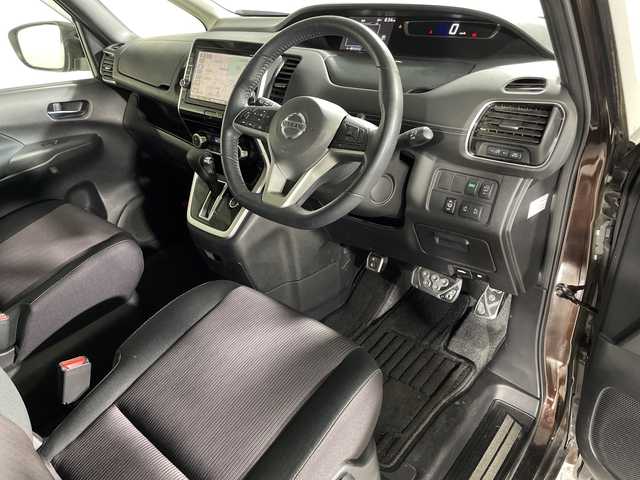 日産 セレナ ハイウェイスター Vセレクション 神奈川県 2017(平29)年 6.5万km インペリアルアンバーP 純正９インチナビ（MM517D-L）/(CD/DVD/BD/BT/フルセグ)/アラウンドビューモニター/純正フリップダウンモニター　/両側パワースライドドア　/ビルトインＥＴＣ　/純正アルミホイール/アイドリングストップ　/スマートキー　/オートライト　/ＬＥＤヘッドライト　/社外前方ドライブレコーダー　/純正１６インチAW/シートリフター/ドアバイザー/社外フロアマット/Wエアバッグ/ABS