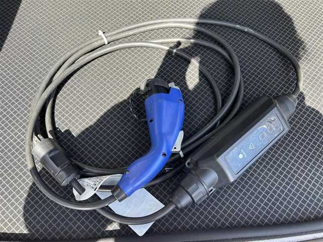 トヨタ プリウス ＰＨＶ S 岐阜県 2014(平26)年 3.3万km レッドマイカメタリック (株)IDOMが運営する【じしゃロン多治見店】の自社ローン専用車両になります。こちらは現金またはオートローンご利用時の価格です。自社ローンご希望の方は別途その旨お申付け下さい。/純正ナビ/　(CD/DVD/Bluetooth/SD)/バックカメラ/盗難防止装置/全席オートパワーウィンドウ/前席シートヒーター/ステアリングヒーター/前方ドライブレコーダー/ウィンカーミラー/プッシュスタート/ETC/純正ホイール