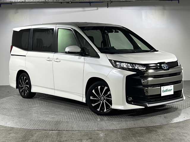 トヨタ ノア ハイブリッド S－Z 沖縄県 2023(令5)年 4.1万km ホワイトパールクリスタルシャイン 禁煙車/県外仕入れ/純正メーカオプションディスプレイオーディオ/Bluetooth接続あり/バックカメラ/ドライブレコーダー前方/クルーズコントロール/トヨタセーフティセンス/・プリクラッシュセーフティ/・レーントレーシングアシスト/・ロードサインアシスト/・レーダークルーズコントロール/・オートマチックハイビーム/ビルトインETC2.0/ハーフレザーシート/前席シートヒーター/両側パワースライドドア/純正アルミホイール/オートライト/オートマチックハイビーム/LEDヘッドライト