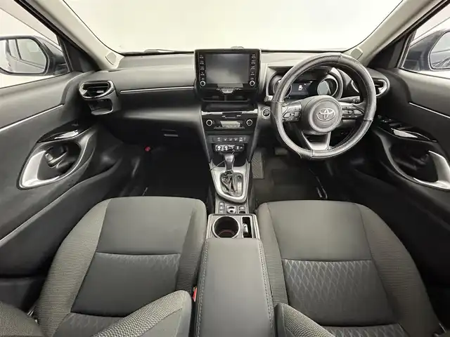 トヨタ ヤリスクロス G 道央・札幌 2022(令4)年 2.8万km ブラックマイカ ・ワンオーナー/・４WD/・寒冷地仕様/・純正ディスプレイオーディオ/・BT/USB/Type-C（ナビ更新なし）/・アラウンドビューモニター/・ビルトインETC/・ドライブレコーダー（シュガーソケット型）/・トヨタセーフティセンス/・プリクラッシュセーフティ/・レーンキープアシスト/・レーダークルーズコントロール/・クリアランスソナー/・ブラインドスポットモニター/・ダウンヒルアシストコントロール/・オートマチックハイビーム/・LEDヘッドライト/・前席シートヒーター/・ステアリングヒーター/・パワーバックドア/・純正16インチAW/・16インチ夏タイヤ積込（ゴムのみ）/・純正フロアマット/・プッシュスタート/・スマートキー/・取扱説明書