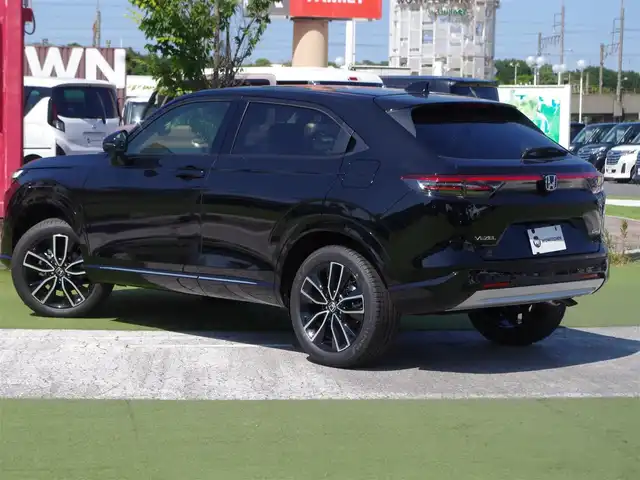 ホンダ ヴェゼル ハイブリッド e:HEV Z 千葉県 2025(令7)年 0.1万km未満 クリスタルブラックパール e:HEV Z　3VC4AZ　Honda CONNECTディスプレー+ETC2.0車載器+ワイヤレス充電器(220/000)　フロントグリル　ベルリナブラック(41250円)/ホンダセンシング/・衝突軽減ブレーキ（CMBS）/・車線維持支援システム（LKAS）/・アダプティブクルーズコントロール（ACC）/・後方誤発進抑制機能/・誤発進抑制機能/パワーバックドア/ホンダコネクトナビ/地デジTV/【Bluetooth接続】/【Apple CarPlay　Android Auto対応】/バックカメラ/ワイヤレス充電/革巻きステアリング/ステアリングヒーター/ステアリングスイッチ/パドルシフト/前席シートヒーター/ETC（2.0）/LEDヘッドライト/フォグライト/ウインカーミラー/純正18インチアルミホイル/サイド/カーテンエアバッグ/Honda スマートキー