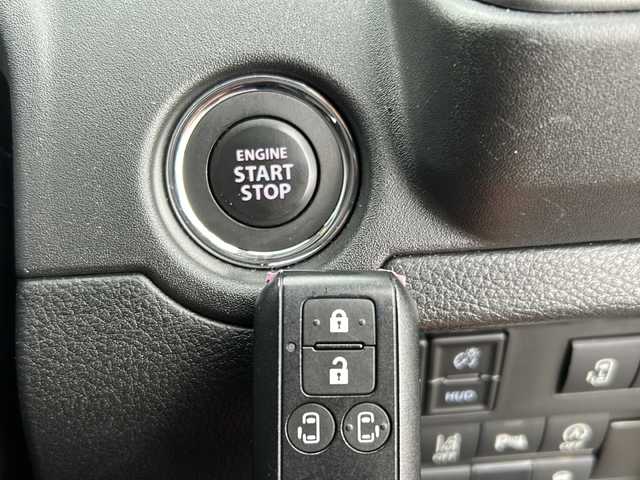 スズキ ソリオ HV MZ 新潟県 2022(令4)年 0.4万km ピュアホワイトP ワンオーナー/ヘッドアップディスプレイ/ハイブリット/純正ナビ/シートヒーター/クルーズコントロール追従あり/両側パワースライド/全方位カメラ/純正アルミホイール/コーナーセンサー/LEDヘッドライト/衝突軽減システム/スマートキー/プッシュスタート