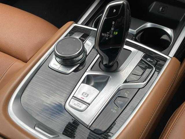 ＢＭＷ ７４０ｄ xDrive Mスポーツ 埼玉県 2018(平30)年 5.8万km サファイアブラックP 茶革シート/サンルーフ/ｈａｒｍａｎ／ｋａｒｄｏｎ/純正HDDナビ/３６０度カメラ/アクティブクルーズコントロール/ブラインドスポットモニター/マッサージ付きシート/全席シートヒータ―/エアサス/ドラレコ/ミラー一体型ETC