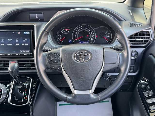 トヨタ ヴォクシー ZS 道東・釧路十勝 2018(平30)年 6.8万km ホワイトパールクリスタルシャイン ４WD/衝突軽減ブレーキ/純正ナビ（NSZT-Y66T）/CD/DVD/BT/MSV/フルセグTV/フリップダウンモニター/バックカメラ/純正ドライブレコーダー/革巻きステアリング/ドアバイザー/バックドアイージクローザー/ドアミラーウィンカー/左後電動椅子（福祉）