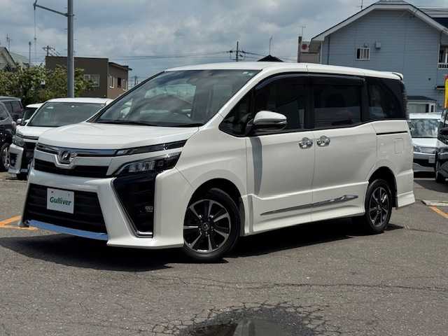 トヨタ ヴォクシー ZS 道東・釧路十勝 2018(平30)年 6.8万km ホワイトパールクリスタルシャイン ４WD/衝突軽減ブレーキ/純正ナビ（NSZT-Y66T）/CD/DVD/BT/MSV/フルセグTV/フリップダウンモニター/バックカメラ/純正ドライブレコーダー/革巻きステアリング/ドアバイザー/バックドアイージクローザー/ドアミラーウィンカー/左後電動椅子（福祉）