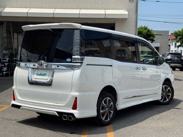 トヨタ ヴォクシー ZS 道東・釧路十勝 2018(平30)年 6.8万km ホワイトパールクリスタルシャイン ４WD/衝突軽減ブレーキ/純正ナビ（NSZT-Y66T）/CD/DVD/BT/MSV/フルセグTV/フリップダウンモニター/バックカメラ/純正ドライブレコーダー/革巻きステアリング/ドアバイザー/バックドアイージクローザー/ドアミラーウィンカー/左後電動椅子（福祉）