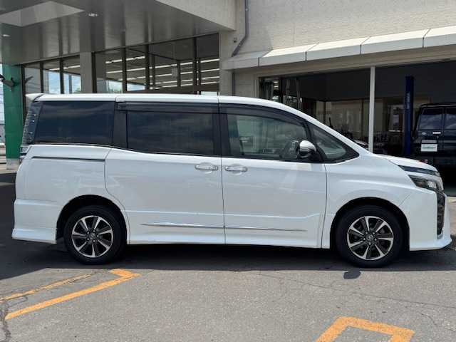 トヨタ ヴォクシー ZS 道東・釧路十勝 2018(平30)年 6.8万km ホワイトパールクリスタルシャイン ４WD/衝突軽減ブレーキ/純正ナビ（NSZT-Y66T）/CD/DVD/BT/MSV/フルセグTV/フリップダウンモニター/バックカメラ/純正ドライブレコーダー/革巻きステアリング/ドアバイザー/バックドアイージクローザー/ドアミラーウィンカー/左後電動椅子（福祉）