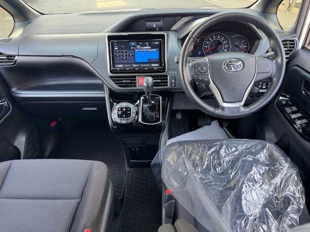 トヨタ ヴォクシー ZS 道東・釧路十勝 2018(平30)年 6.8万km ホワイトパールクリスタルシャイン ４WD/衝突軽減ブレーキ/純正ナビ（NSZT-Y66T）/CD/DVD/BT/MSV/フルセグTV/フリップダウンモニター/バックカメラ/純正ドライブレコーダー/革巻きステアリング/ドアバイザー/バックドアイージクローザー/ドアミラーウィンカー/左後電動椅子（福祉）