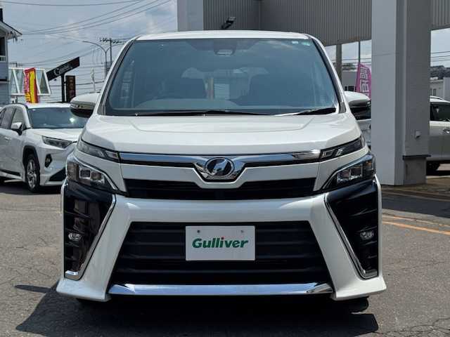 トヨタ ヴォクシー ZS 道東・釧路十勝 2018(平30)年 6.8万km ホワイトパールクリスタルシャイン ４WD/衝突軽減ブレーキ/純正ナビ（NSZT-Y66T）/CD/DVD/BT/MSV/フルセグTV/フリップダウンモニター/バックカメラ/純正ドライブレコーダー/革巻きステアリング/ドアバイザー/バックドアイージクローザー/ドアミラーウィンカー/左後電動椅子（福祉）