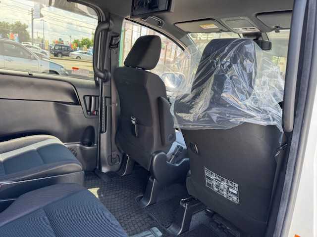 トヨタ ヴォクシー ZS 道東・釧路十勝 2018(平30)年 6.8万km ホワイトパールクリスタルシャイン ４WD/衝突軽減ブレーキ/純正ナビ（NSZT-Y66T）/CD/DVD/BT/MSV/フルセグTV/フリップダウンモニター/バックカメラ/純正ドライブレコーダー/革巻きステアリング/ドアバイザー/バックドアイージクローザー/ドアミラーウィンカー/左後電動椅子（福祉）