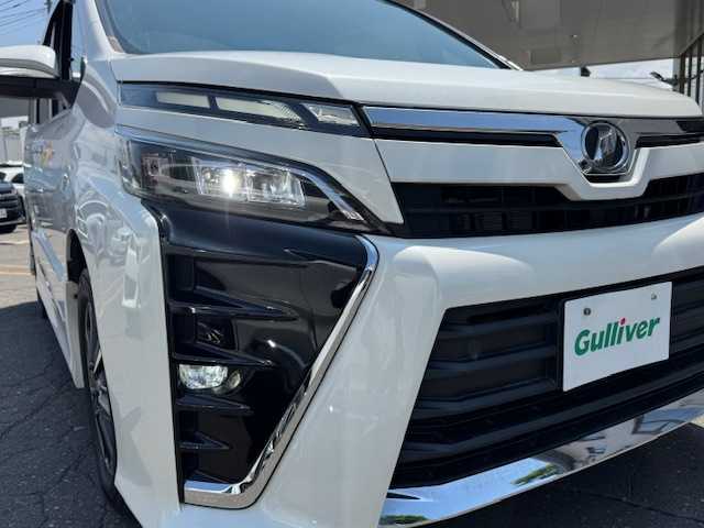 トヨタ ヴォクシー ZS 道東・釧路十勝 2018(平30)年 6.8万km ホワイトパールクリスタルシャイン ４WD/衝突軽減ブレーキ/純正ナビ（NSZT-Y66T）/CD/DVD/BT/MSV/フルセグTV/フリップダウンモニター/バックカメラ/純正ドライブレコーダー/革巻きステアリング/ドアバイザー/バックドアイージクローザー/ドアミラーウィンカー/左後電動椅子（福祉）