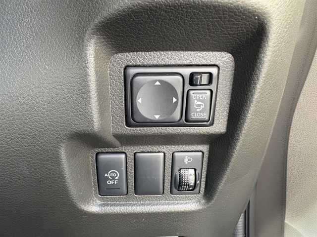 日産 キューブ 15X ロルブーセレクション 三重県 2013(平25)年 4万km ブリリアントホワイトパール 純正ナビ（CD/TV/SD/AM/FM/AUX）/バックカメラ/プッシュスタート/純正フロアマット/純正ドアバイザー/アイドリングストップ/電動格納ミラー/バニティミラー/ヘッドライトレベライザー/チェック柄ブルースエード調クロスシート/革巻きステアリングホイール/メッキインサイドドアハンドル/スペアタイヤ/インテリジェントキー/プッシュスタート/スペアキー