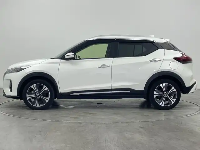 日産 キックス X 群馬県 2021(令3)年 5.3万km ブリリアントホワイトパール 純正９型ナビ　全周囲カメラ　アダプティブクルーズコントロール　レーンキープアシスト　衝突被害軽減ブレーキ　オートマチックハイビーム　純正ドライブレコーダー　コーナーセンサー　ＥＴＣ　ＬＥＤ　禁煙車