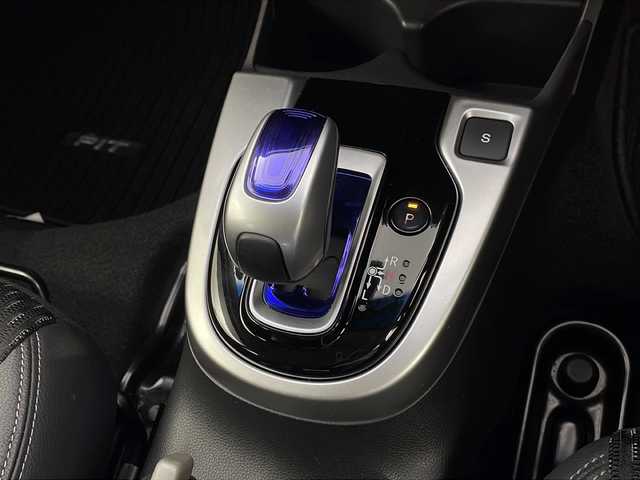 ホンダ フィット ハイブリット Lパッケージ 栃木県 2015(平27)年 5.6万km アラバスターシルバーメタリック 純正SDナビ（VXM-155C）/　CD/USB/AUX/FM/AM/あんしんパッケージ/シティブレーキアクティブシステム/横滑り防止装置/黒革ハーフシート/クルーズコントロール/バックカメラ/スーパーUVカットフロントドアガラス/IRカットガラス/LEDヘッドライト/プラズマクラスター/ETC