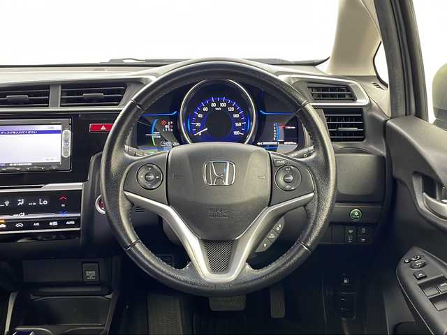 ホンダ フィット ハイブリット Lパッケージ 栃木県 2015(平27)年 5.6万km アラバスターシルバーメタリック 純正SDナビ（VXM-155C）/　CD/USB/AUX/FM/AM/あんしんパッケージ/シティブレーキアクティブシステム/横滑り防止装置/黒革ハーフシート/クルーズコントロール/バックカメラ/スーパーUVカットフロントドアガラス/IRカットガラス/LEDヘッドライト/プラズマクラスター/ETC