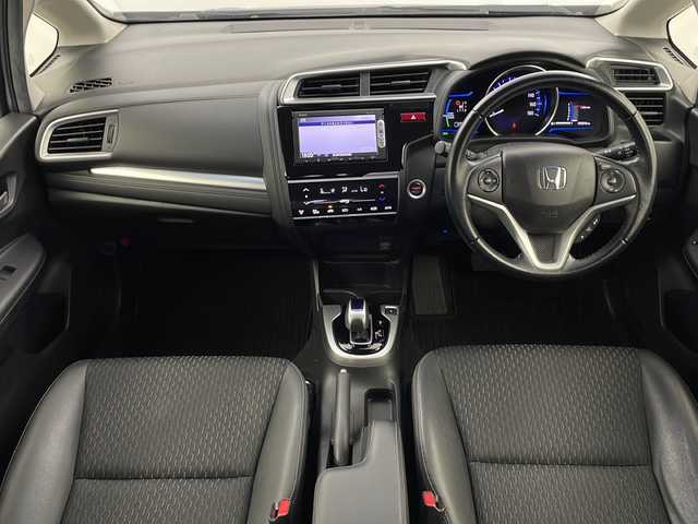 ホンダ フィット ハイブリット Lパッケージ 栃木県 2015(平27)年 5.6万km アラバスターシルバーメタリック 純正SDナビ（VXM-155C）/　CD/USB/AUX/FM/AM/あんしんパッケージ/シティブレーキアクティブシステム/横滑り防止装置/黒革ハーフシート/クルーズコントロール/バックカメラ/スーパーUVカットフロントドアガラス/IRカットガラス/LEDヘッドライト/プラズマクラスター/ETC