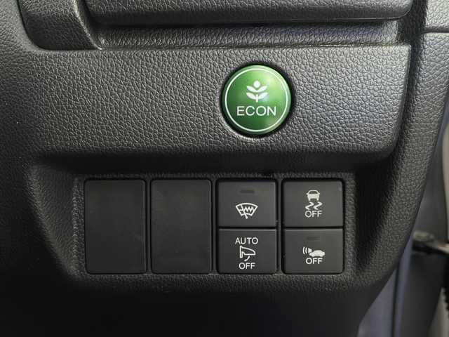 ホンダ フィット ハイブリット Lパッケージ 栃木県 2015(平27)年 5.6万km アラバスターシルバーメタリック 純正SDナビ（VXM-155C）/　CD/USB/AUX/FM/AM/あんしんパッケージ/シティブレーキアクティブシステム/横滑り防止装置/黒革ハーフシート/クルーズコントロール/バックカメラ/スーパーUVカットフロントドアガラス/IRカットガラス/LEDヘッドライト/プラズマクラスター/ETC