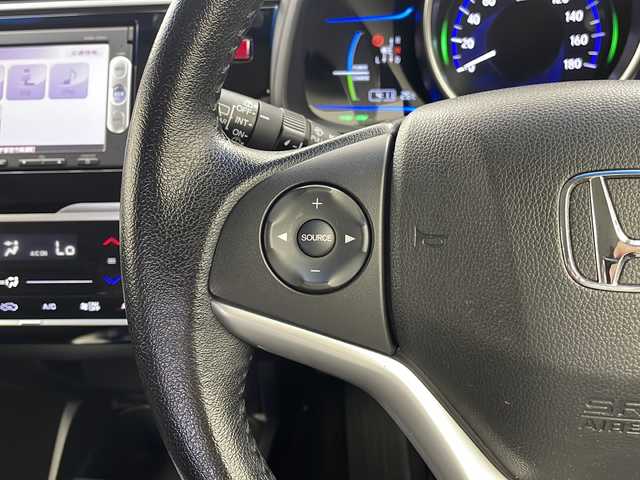 ホンダ フィット ハイブリット Lパッケージ 栃木県 2015(平27)年 5.6万km アラバスターシルバーメタリック 純正SDナビ（VXM-155C）/　CD/USB/AUX/FM/AM/あんしんパッケージ/シティブレーキアクティブシステム/横滑り防止装置/黒革ハーフシート/クルーズコントロール/バックカメラ/スーパーUVカットフロントドアガラス/IRカットガラス/LEDヘッドライト/プラズマクラスター/ETC