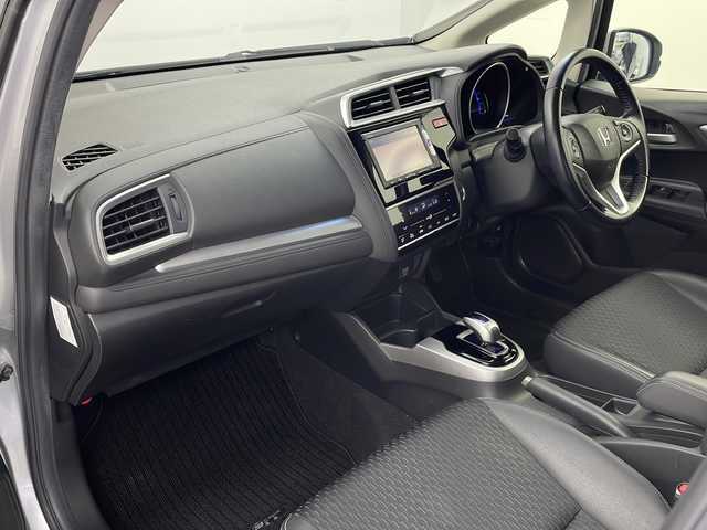 ホンダ フィット ハイブリット Lパッケージ 栃木県 2015(平27)年 5.6万km アラバスターシルバーメタリック 純正SDナビ（VXM-155C）/　CD/USB/AUX/FM/AM/あんしんパッケージ/シティブレーキアクティブシステム/横滑り防止装置/黒革ハーフシート/クルーズコントロール/バックカメラ/スーパーUVカットフロントドアガラス/IRカットガラス/LEDヘッドライト/プラズマクラスター/ETC