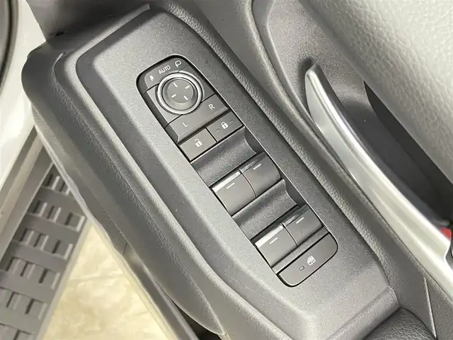 トヨタ ランドクルーザー ２５０ VX 千葉県 2025(令7)年 0.1千km プラチナホワイトパールマイカ ムーンルーフ/トヨタセーフティセンス/・プリクラッシュセーフティ/・レーンディパーチャーアラート/・ブラインドスポットモニター/・クリアランスソナー/・安心降車アシスト/ナビ付純正12.3インチディスプレイオーディオ/・USB HDMI Bluetooth Miracast/・フルセグTV/全方位カメラ/デジタルインナーミラー/パワーバックドア/レーダークルーズコントロール/LEDオートライト/レザーシート/シートヒーター/ベンチレーション/純正18インチアルミホイール/プッシュスタート/スマートキー/ビルトインETC2.0