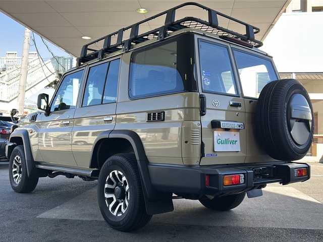 トヨタ ランドクルーザー AX 京都府 2024(令6)年 1.7万km ベージュ トヨタセーフティセンス　/イクリプス７型ＳＤナビ(AVN-LBS01)/Bluetooth　/USB入力端子/バックカメラ内蔵ルームミラー　/ディーゼル　/ターボ付　/４ＷＤ　/GIGEARオフロードアルミルーフラック　/ＤＡＣ　/ＰＣＳ　/ＬＤＡ　/ＲＳＡ　/コンビウッドハンドル　/純正デフロック/LEDヘッドライト/フロントフォグランプ/オートライト/オートマチックハイビーム/ダウンヒルアシストコントロール